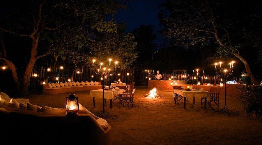 Outdoor-Dining-at-Singinawa-Jungle-Lodge